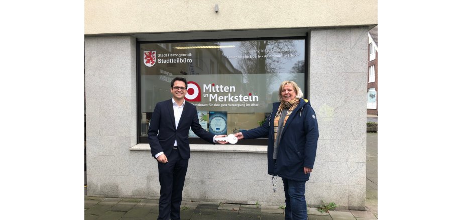 Bürgermeister Dr. Benjamin Fadavian und Außenstellenleiterin Simone Borsten bei der symbolischen Schlüsselübergabe