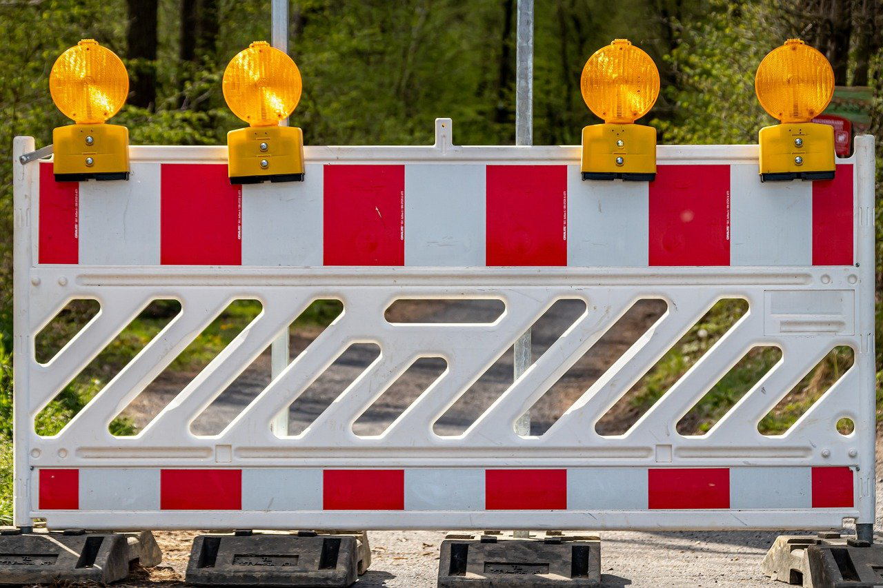 Foto: Das Foto zeigt eine mobile Baustellen- oder Straßensperre 