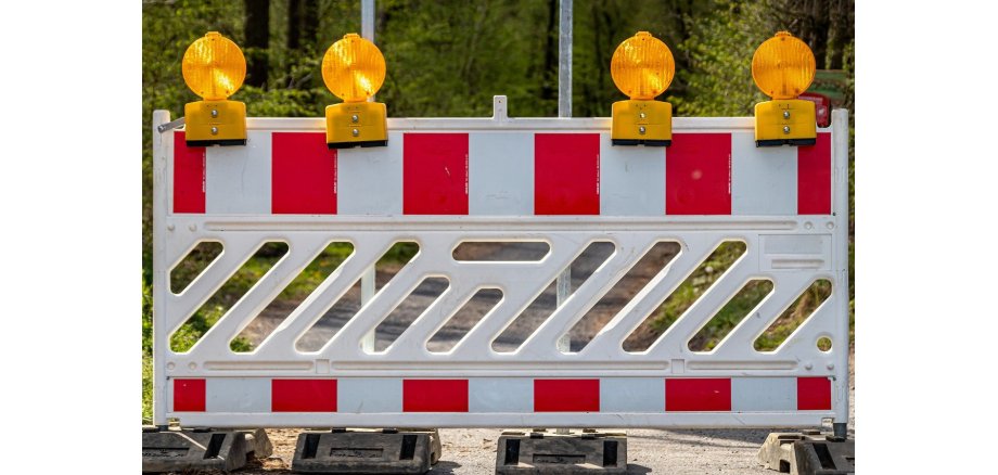 Foto: Das Foto zeigt eine mobile Baustellen- oder Straßensperre