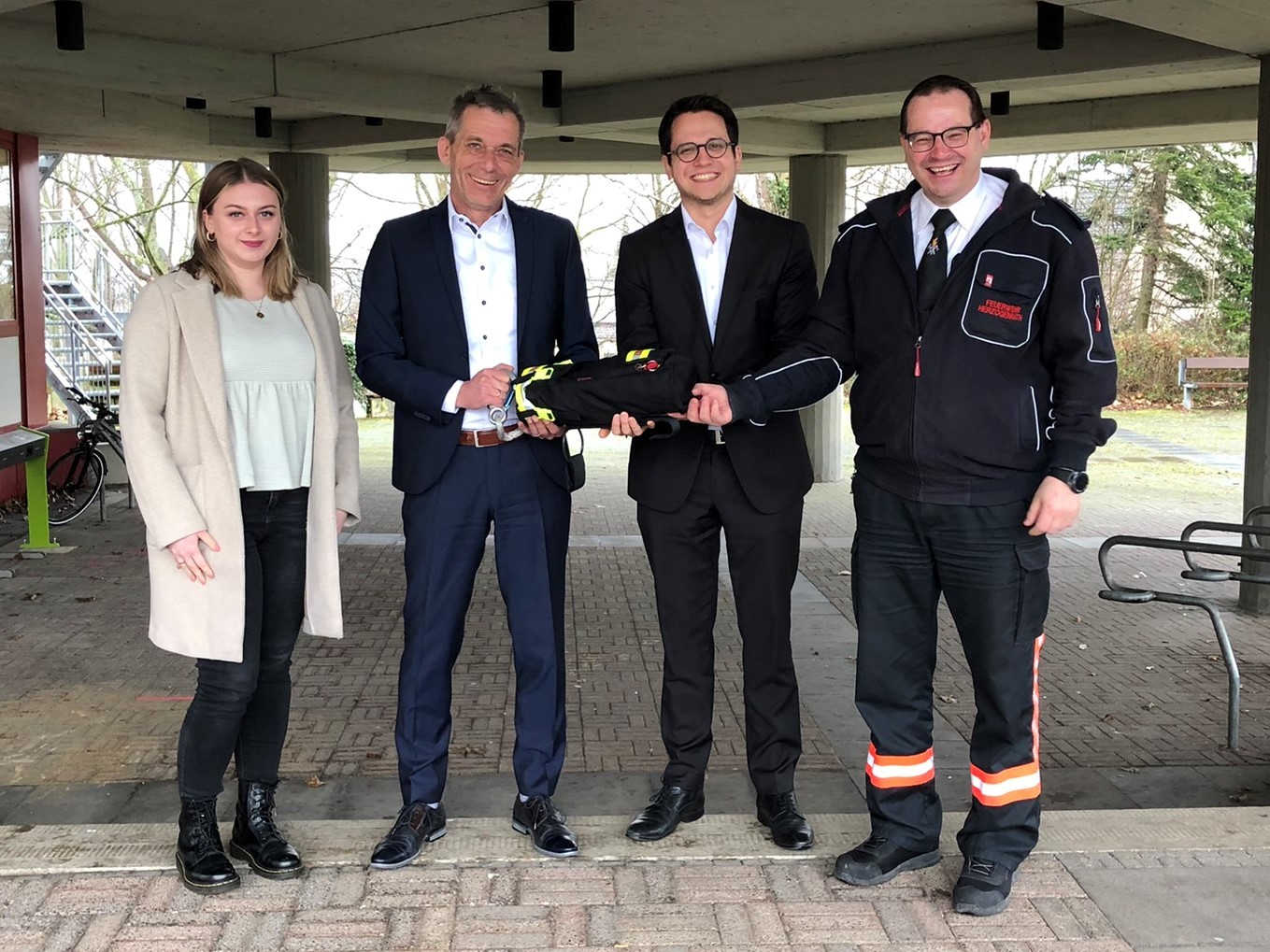 V.l.: Celine Günther (Kundenberaterin Provinzial-Versicherung), René Günther (Geschäftsstellenleiter Provinzial-Versicherung), Dr. Benjamin Fadavian (Bürgermeister) und Markus Albert (stellv. Leiter Feuerwehr)
