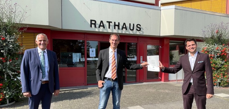 Das Foto zeigt von links nach rechts: Erster Beigeordneter und Stadtkämmerer Hubert Philippengracht, den neuen Technischen Beigeordneten Franz-Josef Türck-Hövener und Bürgermeister Dr. Benjamin Fadavian nach der Übergabe der Ernennungsurkunde vor dem Rathaus