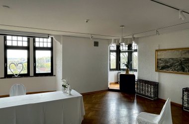 Foto: Heller Raum mit vielen Fenstern und zwei Stühlen im Vordergrund