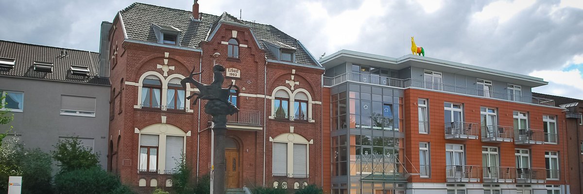 Straße mit Denkmal Bockreiter am Seniorenzentrum