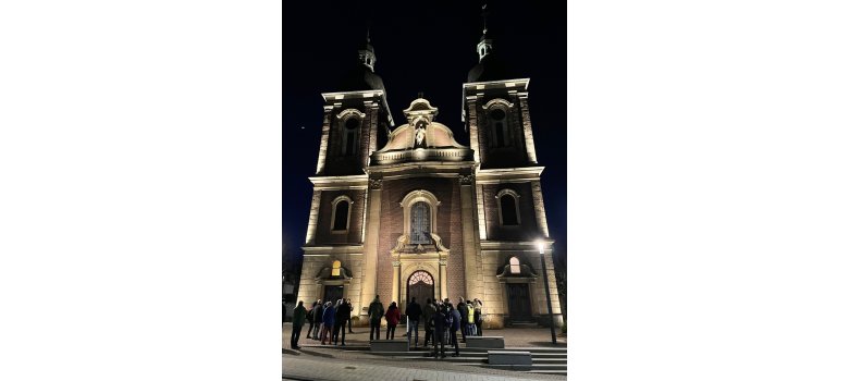 St. Mariä Himmelfahrt beleuchtet bei im Dunkeln