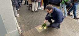 Neuverlegung Stolpersteine Bürgermeister Dr. Benjamin Fadavian legt Blumen an dem neuverlegten Stolperstein für Karl-Friedrich Mayer ab