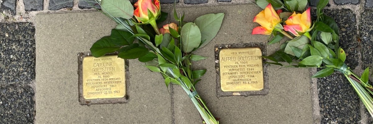 Stolpersteine Zwei Stolpersteine mit niedergelegten Blumen