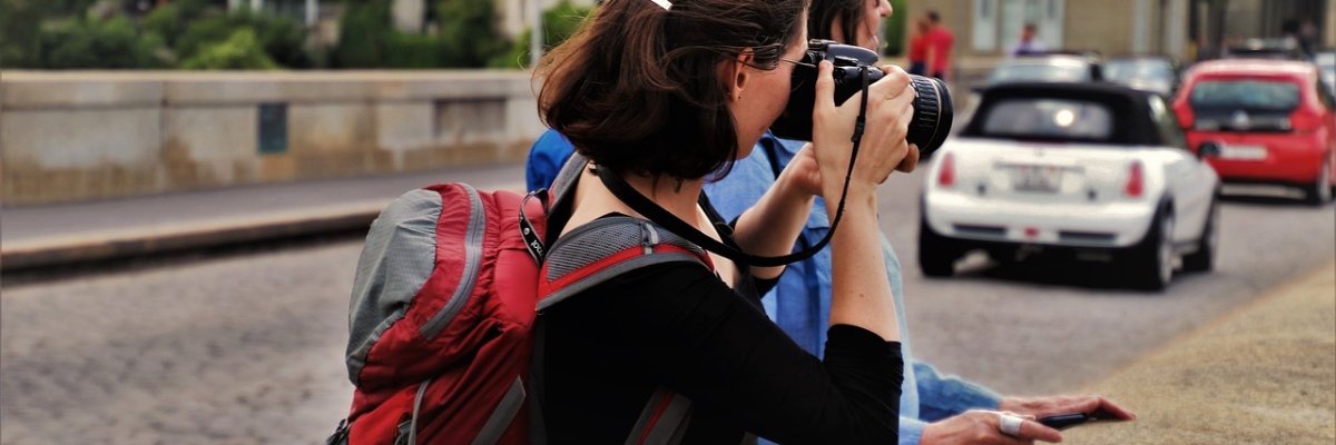 Sightseeing Frau mit Kamera