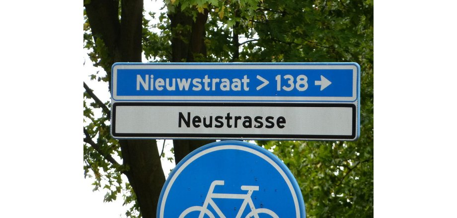 Straßenschild Neustrasse / Nieuwstraat