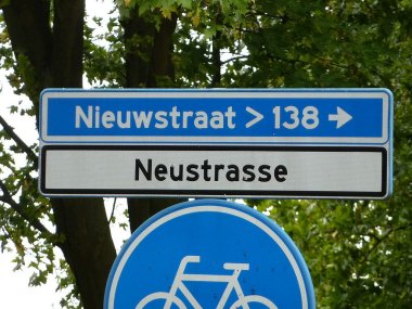 Straßenschild Neustrasse / Nieuwstraat