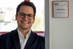 Dr. Benjamin Fadavian Bürgermeister Dr. Benjamin Fadavian vor Bürotür
