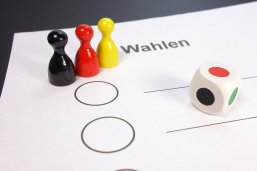Wahlzettel mit Farbwürfel und Spielmännchen Wahlzettel mit Farbwürfel und Spielmännchen