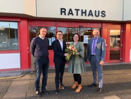 Beigeordnete nimmt Arbeit auf Verwaltungsvorstand der Stadt Herzogenrath - V.l.: Franz-Josef Türck-Hövener (Technischer Beigeordneter), Dr. Benjamin Fadavian (Bürgermeister), Renate Wallraff (Beigeordnete für Soziales, Bildung und Familie) mit Blumenstrauß und Hubert Philippengracht (Erster Beigeordneter und Stadtkämmerer)