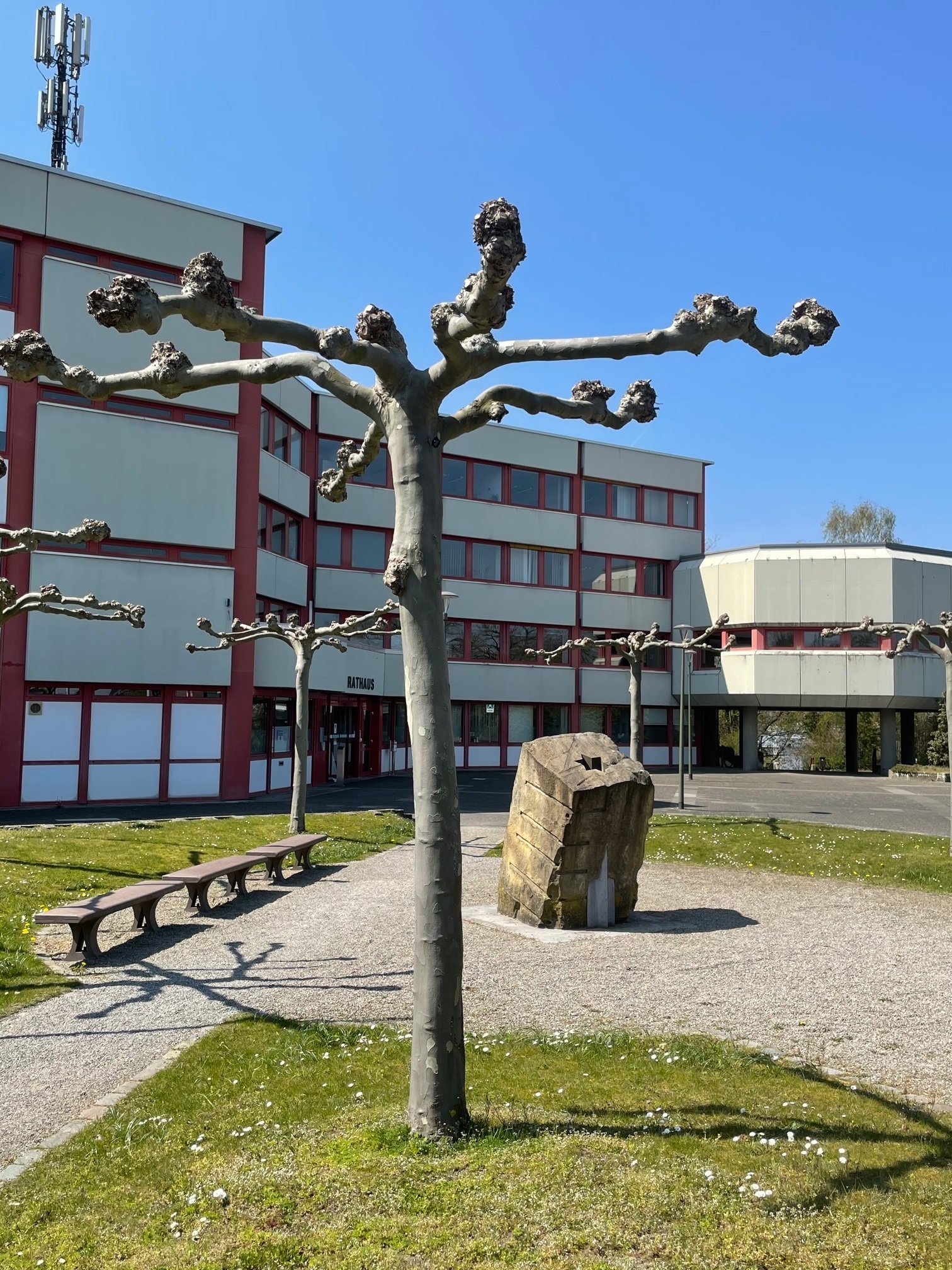 Eingangsbereich mit Mahnmal Vorplatz