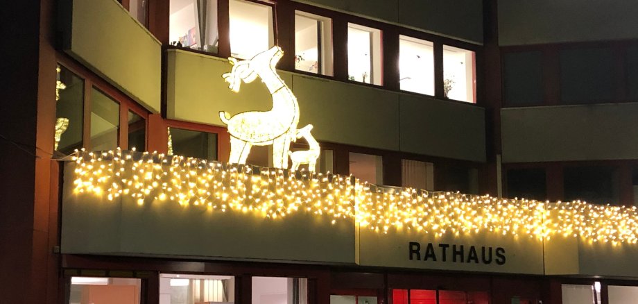 Rathauseingang mit Weihnachtsbeleuchtung Rathauseingang mit Weihnachtsbeleuchtung