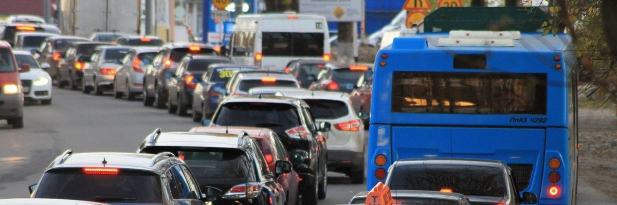 Autos im Stau-Banner Autos von hinten im Stau - Bremslichter