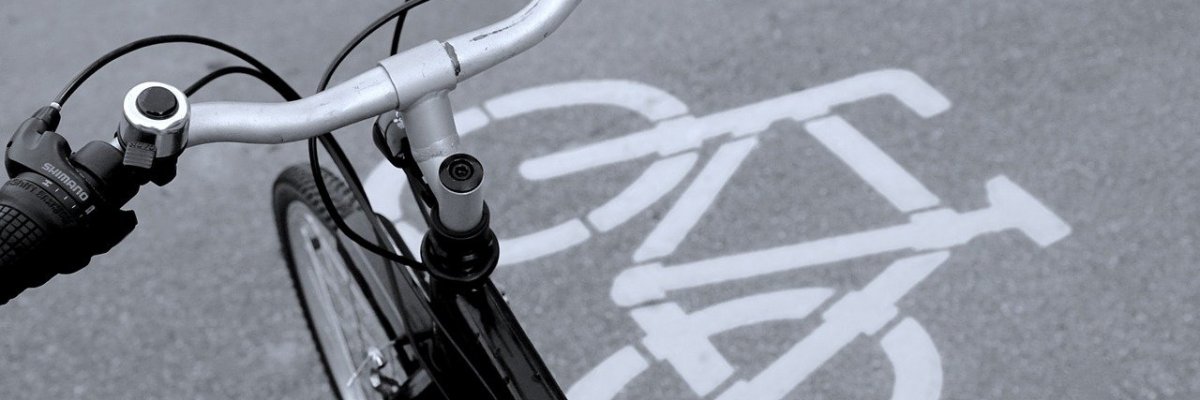 Fahrradweg mit Bodenmarkierung und Fahrrad  Fahrradweg mit Bodenmarkierung und Fahrrad