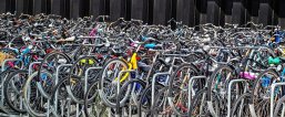 Fahrräder viele geparkt Fahrräder viele geparkt