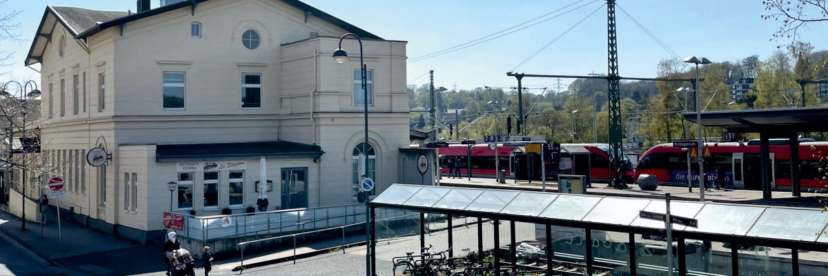 Bahnhof Herzogenrath Bild des Herzogenrather Bahnhofs mit einem Zug auf dem Gleis