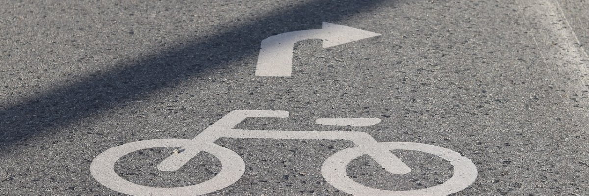 Fahrradzeichen auf Straße gemalt