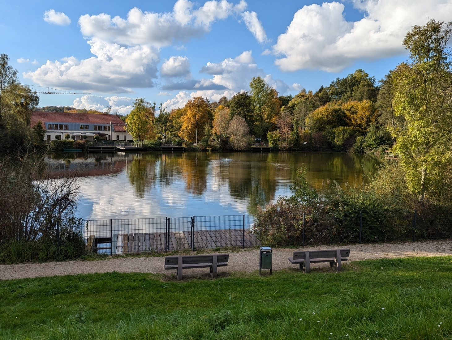 Herbstbild Weiher Herzogenrath - Blick über den Weiher auf das Restaurant Seehof
