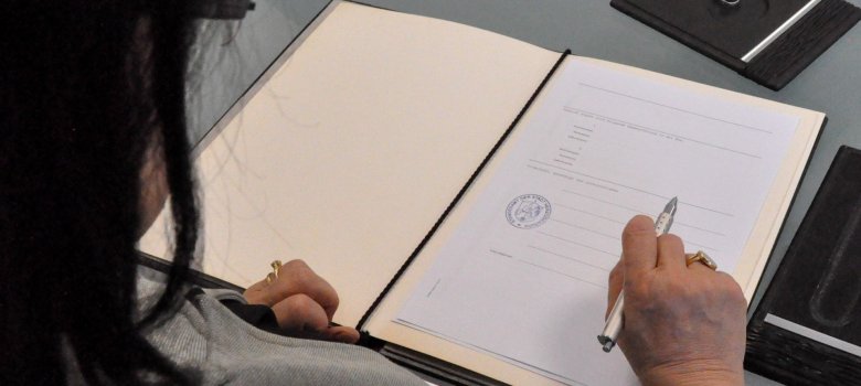 Eheschließung Dokument Eheschließung Dokument, Urkunde auf dem Tisch