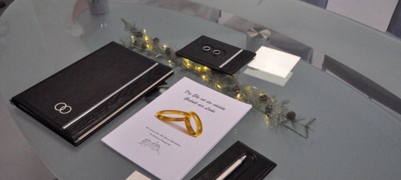 Eheschließung Tisch Trauung Eheschließung Tisch Trauung, Urkunde, Ringe, Buch