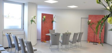 Trauzimmer Rathaus Trauzimmer Rathaus, Tisch für Brautpaar und Trauzeugen sowie nebenan mehrere Stühle für Besucher