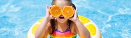 Banner Freibad Kind im Schwimmreifen mit Orangen Banner Freibad Kind im Schwimmreifen mit Orangen