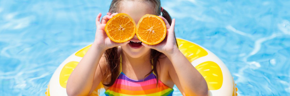 Banner Freibad Kind im Schwimmreifen mit Orangen Banner Freibad Kind im Schwimmreifen mit Orangen