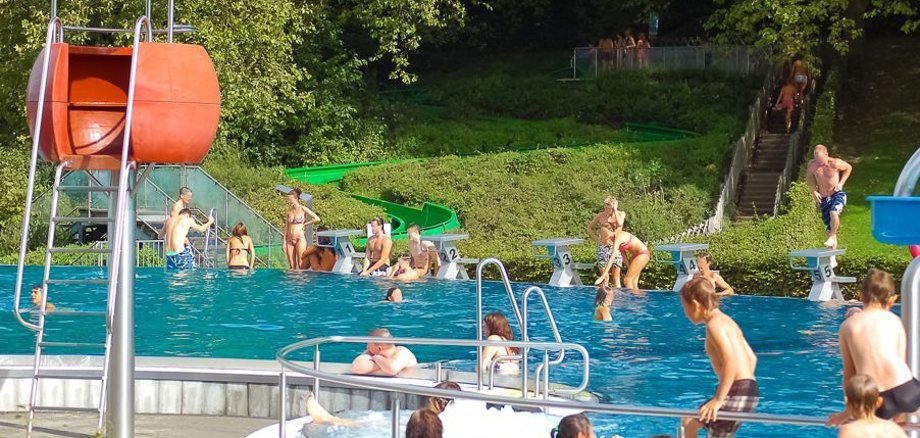 FB-Merkstein-Schwimmbecken mit Sprudelliegebecken FB-Merkstein-Schwimmbecken mit Sprudelliegebecken