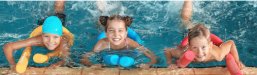 Banner Hallenbad drei Kinder planschen mit Schwimmnudel Banner Hallenbad drei Kinder planschen mit Schwimmnudel