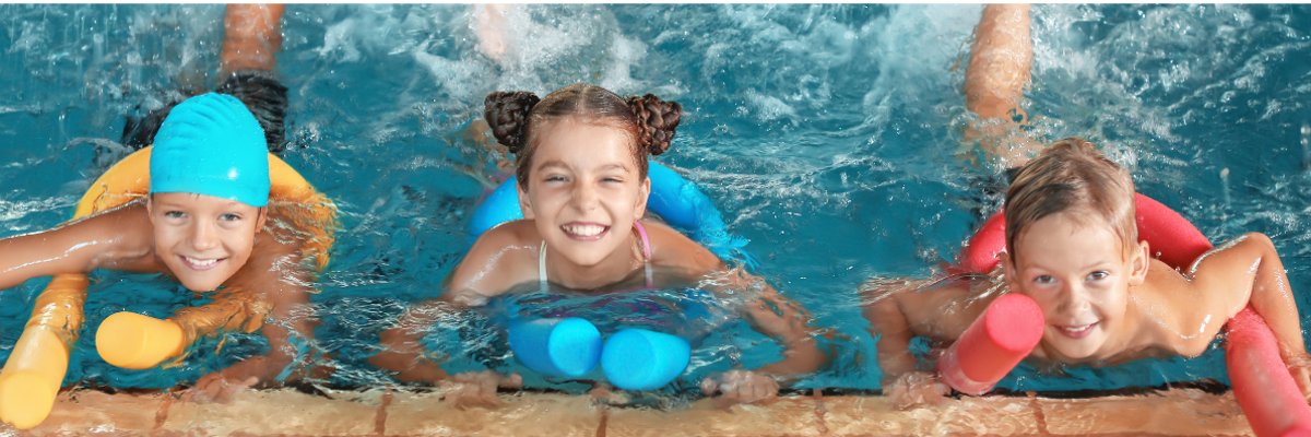 Banner Hallenbad drei Kinder planschen mit Schwimmnudel Banner Hallenbad drei Kinder planschen mit Schwimmnudel