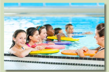 Schwimmkurs mit Kindern im Becken mit Schwimmbrett