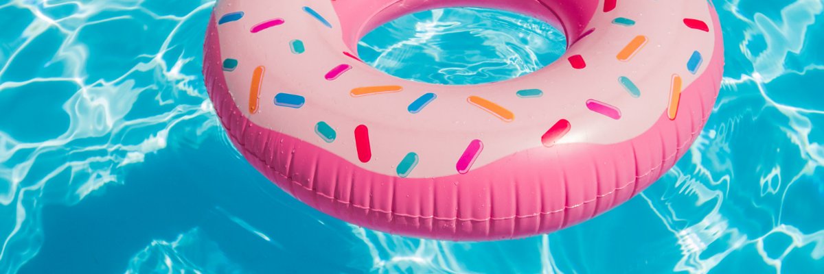 Banner Schwimmbad Reifen Banner Schwimmbad pinker Reifen im Wasser