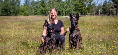  Jil Meyer mit zwei Hunden sitzend im Gras