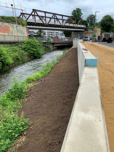 Fertige Hochwasserschutzmauer, Foto: WVER