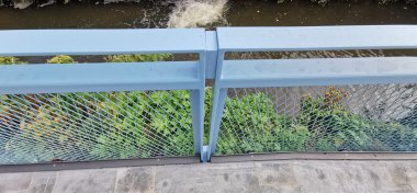 Transparente Metallbrüstung am Weg, Foto: archigraphus