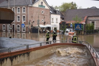 Hochwasser 2018, Kreisverkehr/Eisenbahnbrücke/Kleikstraße Quelle: Feuerwehr Herzogenrath