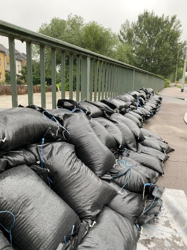 Hochwasser 2021, Einsatz von Sandsäcken, Kreisverkehr/Eisenbahnbrücke/Kleikstraße, Quelle: Feuerwehr Herzogenrath