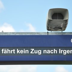 Das Foto zeigt ein Bahnhofsschild mit dem Text " Es fährt kein Zug nach Irgendwie"