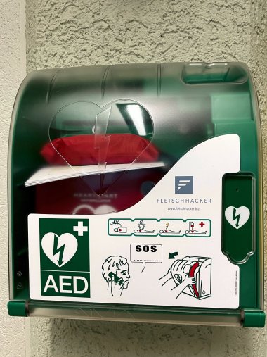 Defibrillator an Wand montiert