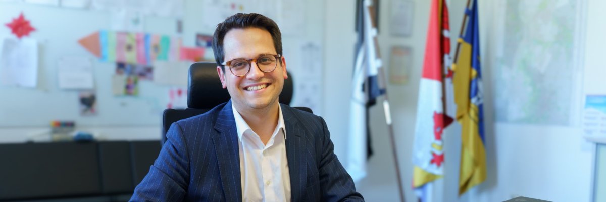 Bürgermeister Dr. Benjamin Fadavian am Schreibtisch 2025