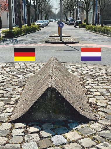 Neustraße mit Flaggen